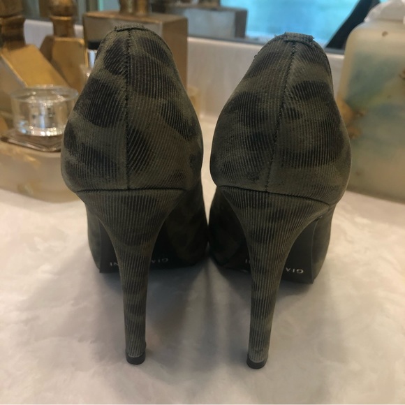 Gianni Bini Pumps, army green faint leopard print fabric, platform, Size 7 - Picture 4 of 16